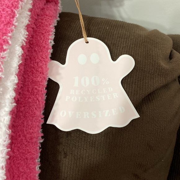 Cupcakes & Cashmere Oversized GHOST Print Throw - Picture 4 of 6